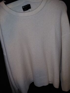 ASOS SZ M Cream Crewneck
